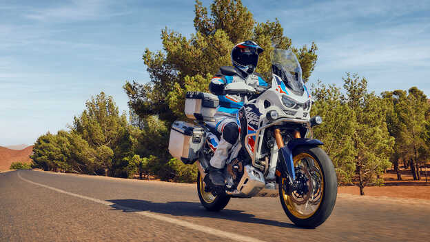 Motoros a Honda CRF1100 Africa Twin Adventure Sports nyergében, erdei környezetben.